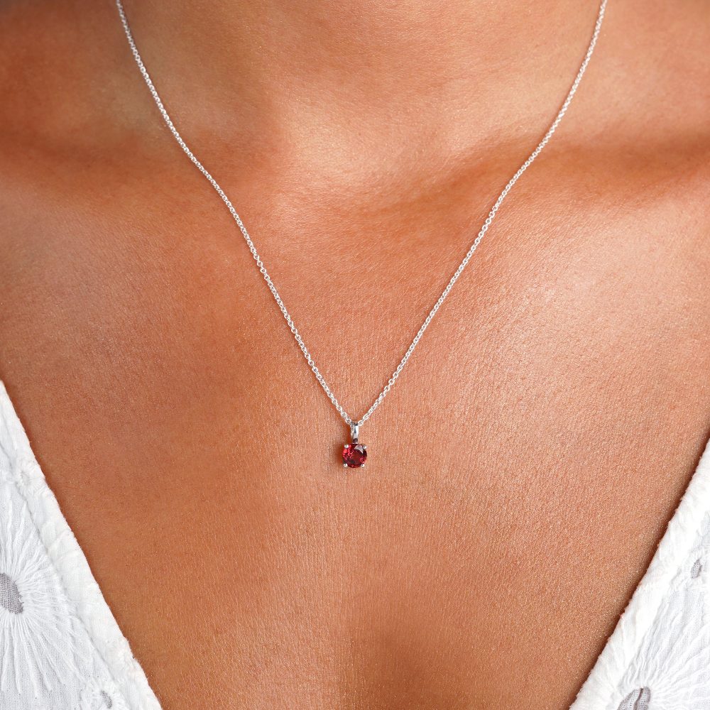 Smycke med januari månadssten Granat i silver. Kristallhalsband med röd Granat som står för passion, mod och styrka.