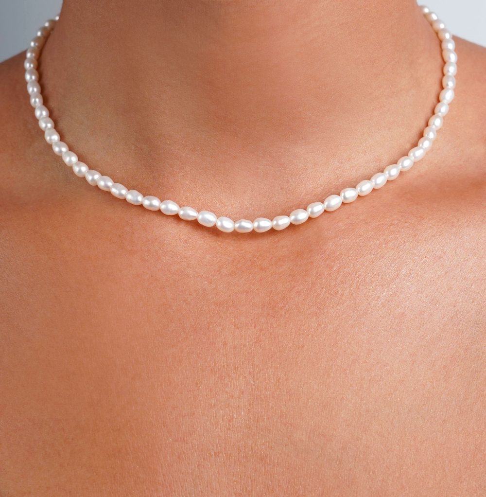 Halsband  med äkta pärlor i hög kvalité. Klassiskt pärlhalsband i justerbar kedja.