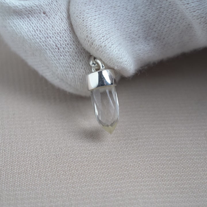 Kristallsmycke med mini spets Bergkristall. Kristallberlock med Bergkristall i silver och form av minispets.