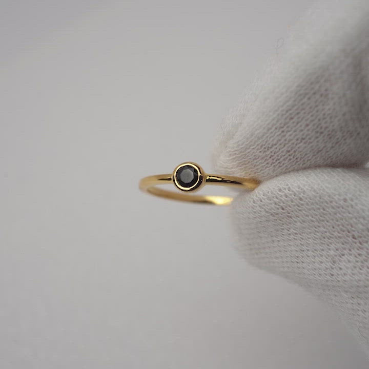 Guldring med kristall Onyx, en svart kristall som står för skydd. Kristallring med svart sten Onyx i guld.