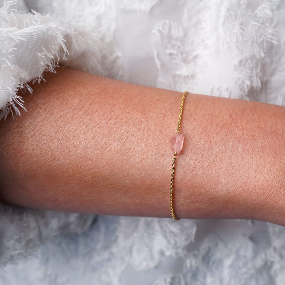 Guldarmband med liten rosa kristall Rosenkvarts. Armband i guld med en rosa rå sten Rosenkvarts.