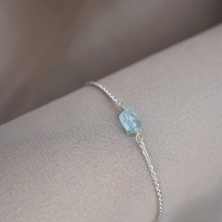 Kristallarmband med en liten blå rå kristall. Armband med Akvamarin kristall  i silver.