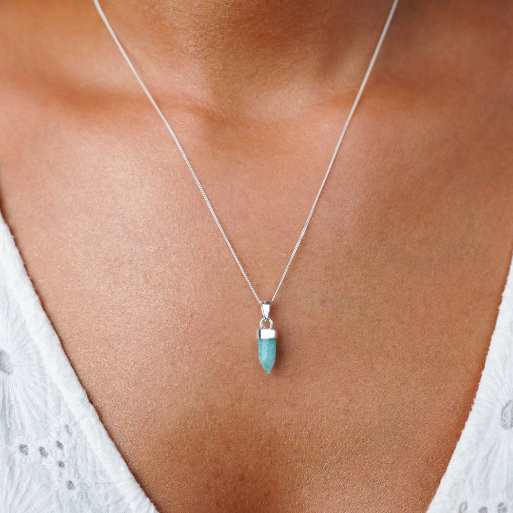 Smycke med spets i Amazonit att bära som halsband. Kristallsmycke med turkos sten Amazonit som står för hopp.