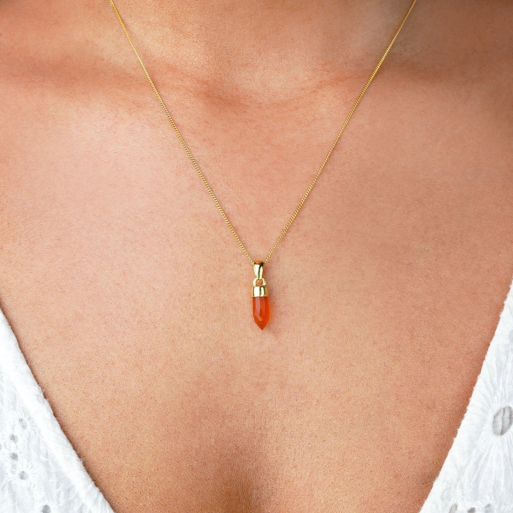 Karneol smycke som halsband. Kristall Karneol är en orange sten som skänker glädje.