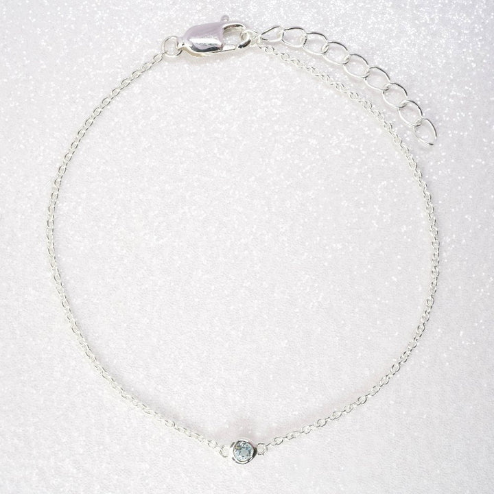 Armband med blå sten topas i silver. Smycke med kristall Topas som står för kommunikation.