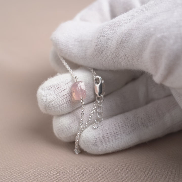 Silverarmband med rå liten rosa kristall. Armband i silver med rosa sten.