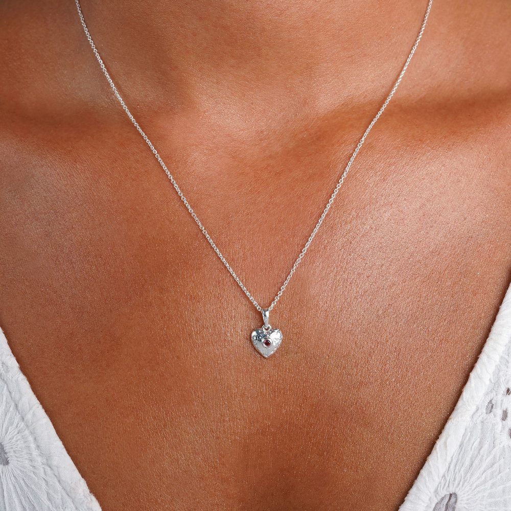 Silverhjärta med kristall Granat. Halsband i silver med ett hjärta och röd kristall Granat som är januari månadssten.