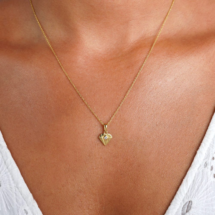 Guldhalsband med diamant symbol och Bergkristall. Kristallsmycke med guldberlock i diamant design och ädelsten Bergkristall.