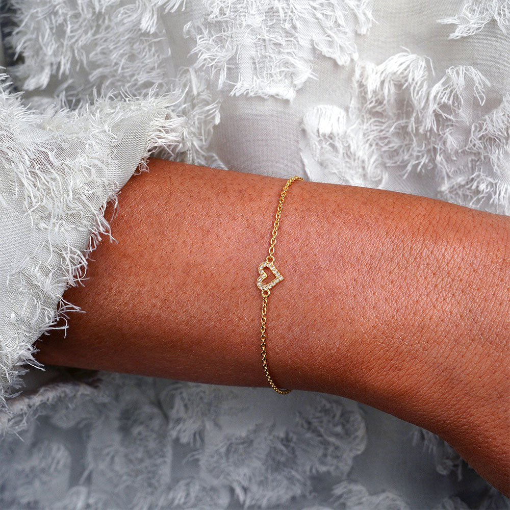 Guldarmband med hjärta och Vit Topas kristaller. Hjärta armband i guld med glittrande kristaller av Vit Topas.