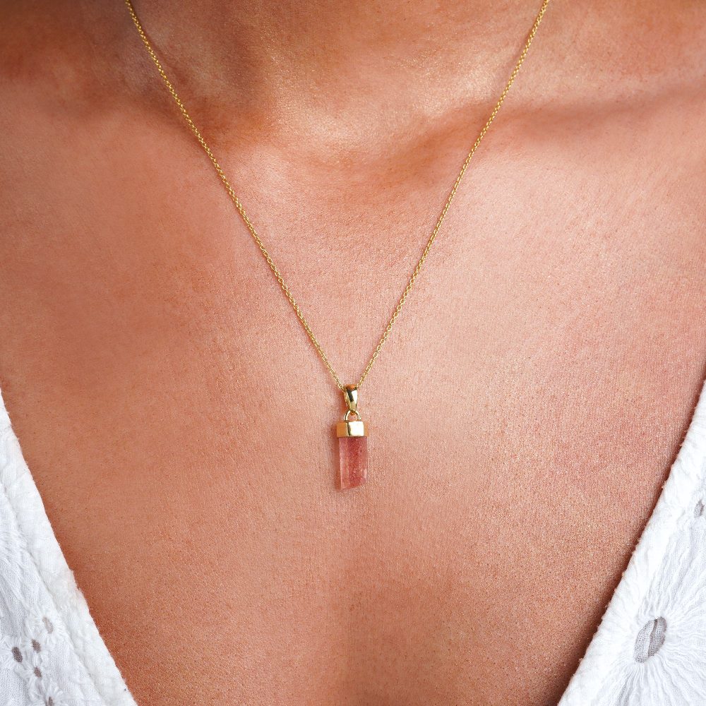 Halsband med Jordgubbskvarts i vacker spets i guld. Smycke med röd sten Jordgubbskvarts spets att bära som halsband och som ger harmoni.