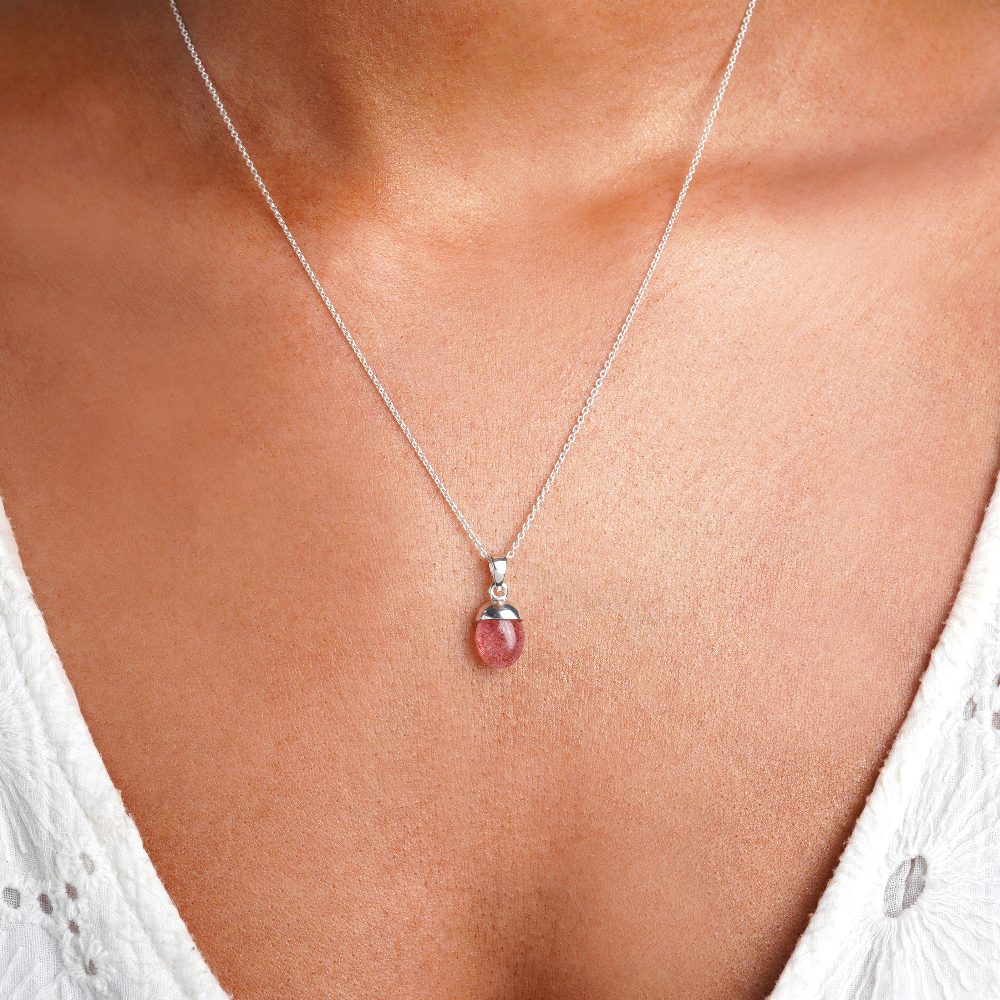 Halsband med trumlad kristall av Jordgubbskvarts som är oktober månadssten. Smycke med röd sten Jordgubbskvarts i trumlad att bära som halsband.