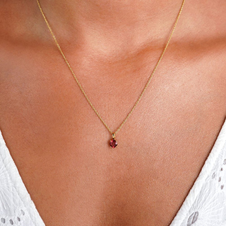 Halsband med röd Granat som står för Passion. Smycke med kristall Granat som är januari månadssten.