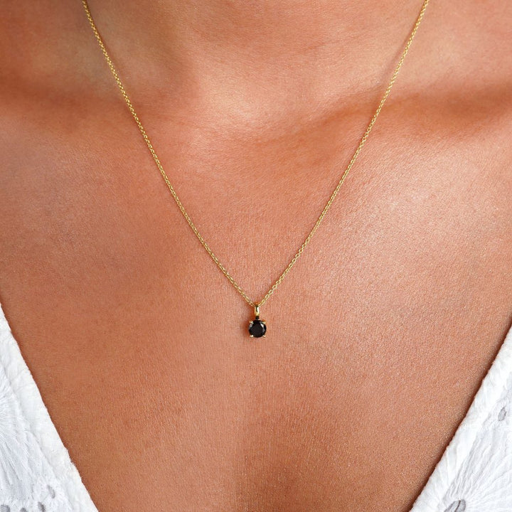 Kristall Onyx halsband i stilren design. Smycke med svart sten Onyx, att bära som halsband.