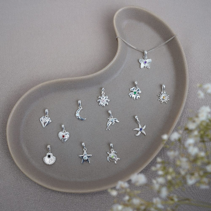 Smycken med symboler och alla årets månadsstenar. Kristallsmycken i silver med äkta ädelstenar.