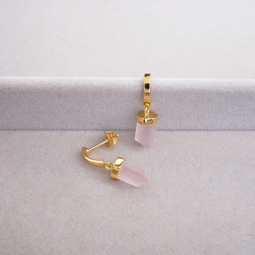 Örhängen med slipad Rosenkvarts kristall i spets form. Stilrena guldörhängen med rosa kristall Rosenkvarts som symboliserar kärlek.