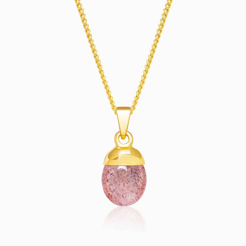 Jordgubbskvarts halsband i guld. Kristallsmycke med röd rosa sten Jordgubbskvarts att bära som halsband. 