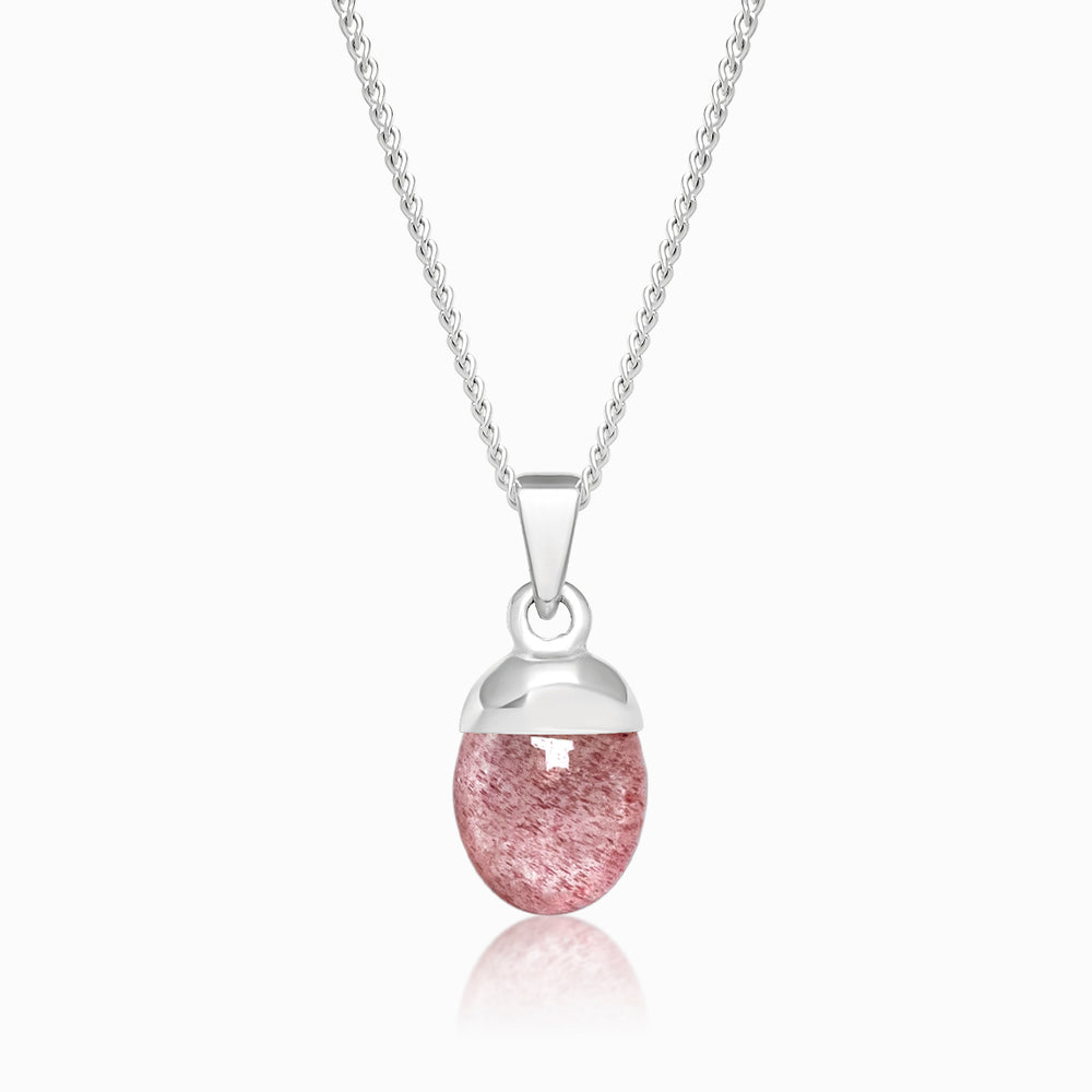 Trumlad Jordgubbskvarts kristall i silver att bära i halsband. Smycken med kristallen Jordgubbskvarts har en röd rosa färg.
