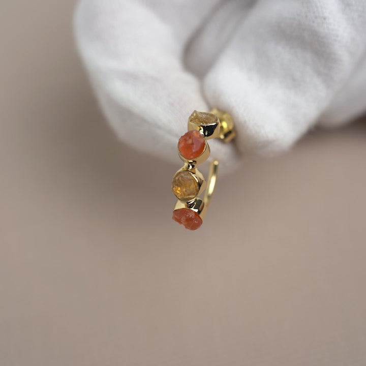 Hoops örhängen med råa Citrin och Karneol kristaller i guld. Moderna kristallörhängen med råa stenar i guld.