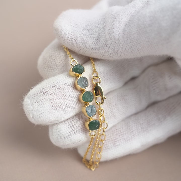 Guldarmband med råa kristaller i grön och blå färg. Kristallarmband i guld med råa ädelstenar Akvamarin och Aventurin.