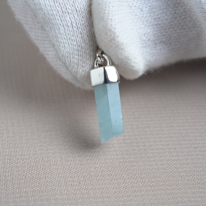 Akvamarin halsband i silver. Smycke med blå kristall Akvamarin som är mars månadssten.
