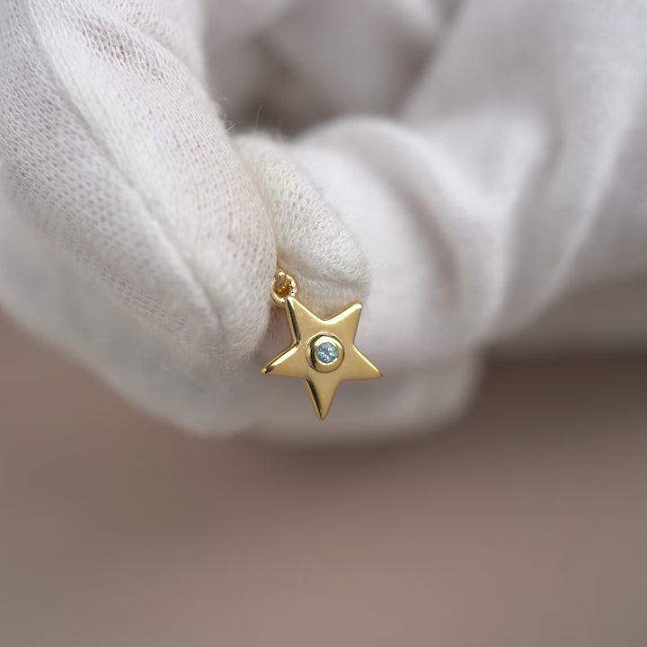 Stjärna berlock i guld med Blå Topas kristall. December månadssten smycke i guld med liten stjärna.