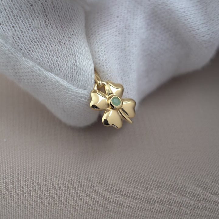 Guldberlock med fyrklöver och kristall Krysopras. Kristallberlock i guld med grön ädelsten Krysopras.