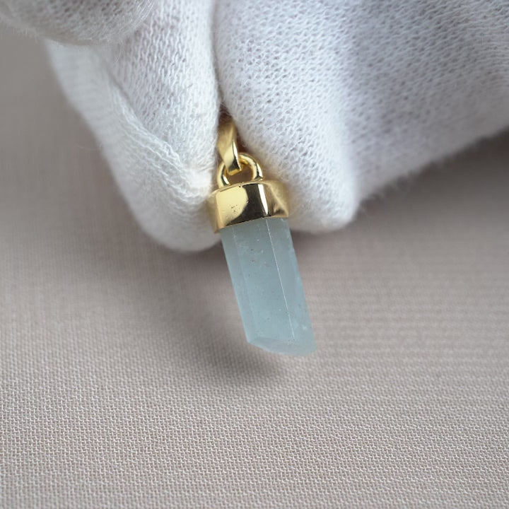 Kristallsmycke med Akvamarin i guld. Smycke med blå kristallspets Akvamarin som står för kommunikation.