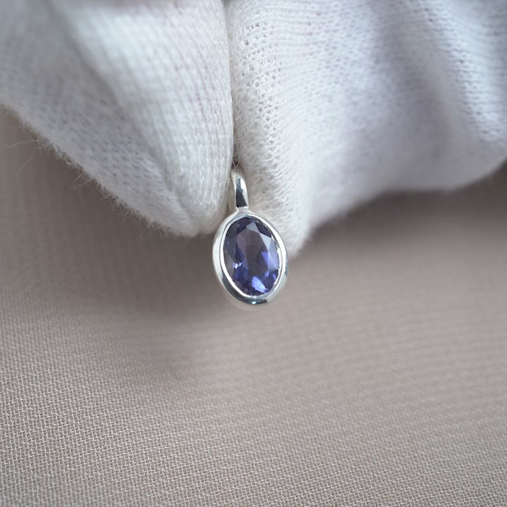Kristallsmycke med blå, lila kristallen Iolit. September månadssten halsband med Iolit.