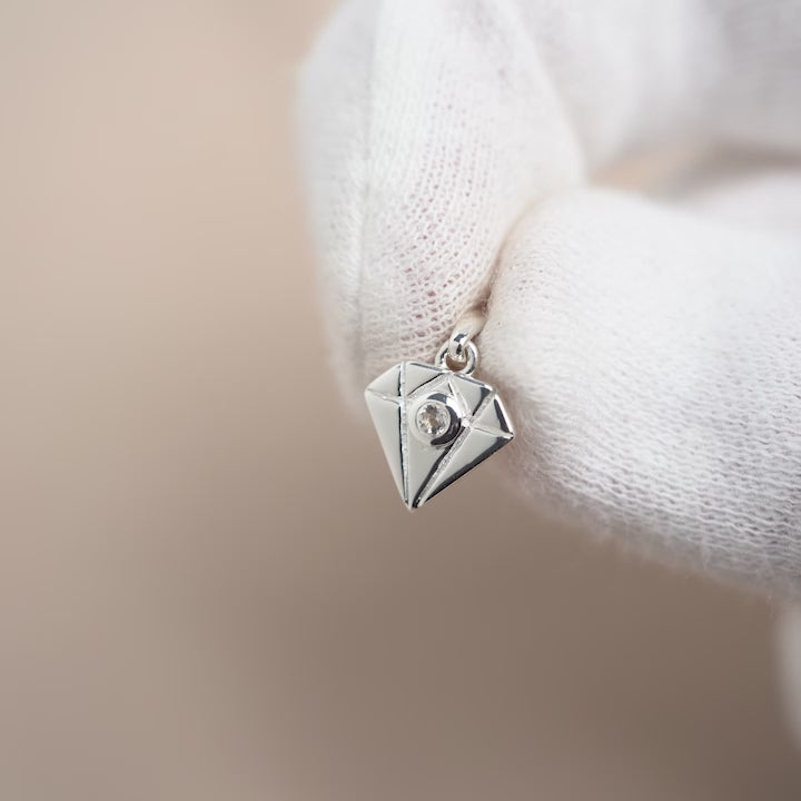 Silverberlock som är formad till en diamant med Bergkristall sten. Kristallberlock i diamant form med en liten Bergkristall sten.