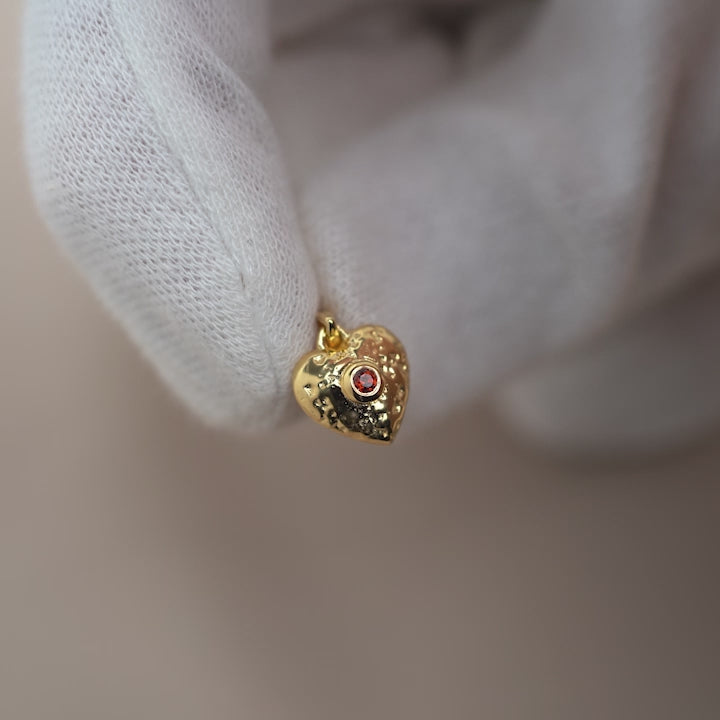 Guldberlock med hjärta och röd kristall Granat. Guldsmycke med hjärta och ädelsten Granat som är januari månadssten.