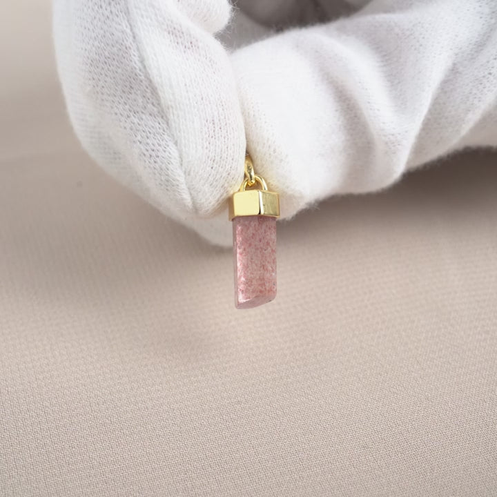 Kristallspets med Jordgubbskvarts i halsband. Vackert smycke med kristallen jordgubbskvarts som har en röd rosa färg.