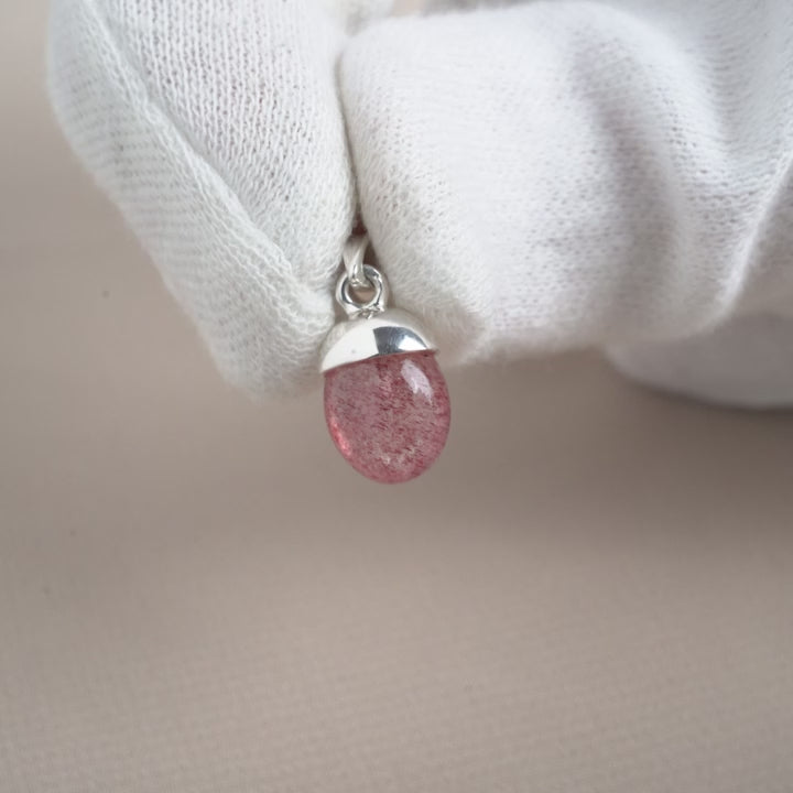 Kristallsmycke med röd rosa sten Jordgubbskvarts att bära som halsband. Smycke med röd kristall Jordgubbskvarts som är månadssten för oktober.