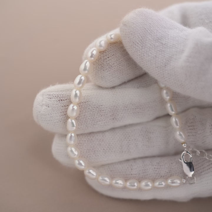 Armband med sötvattenspärlor. Elegant silverarmband med äkta pärlor.