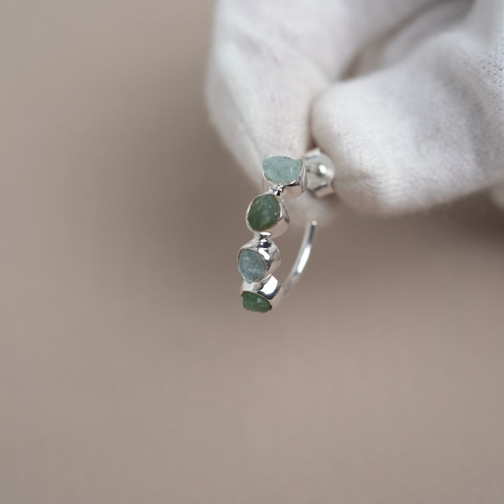 Kristallörhänge i silver med Akvamarin och Aventurin. Hoop örhängen med råa kristaller i  blått och grönt.