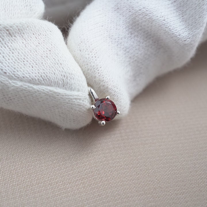 Kristallsmycke berlock med röd kristall Granat. Smycke med januari månadssten kristall Granat i silver att bära till halsband.