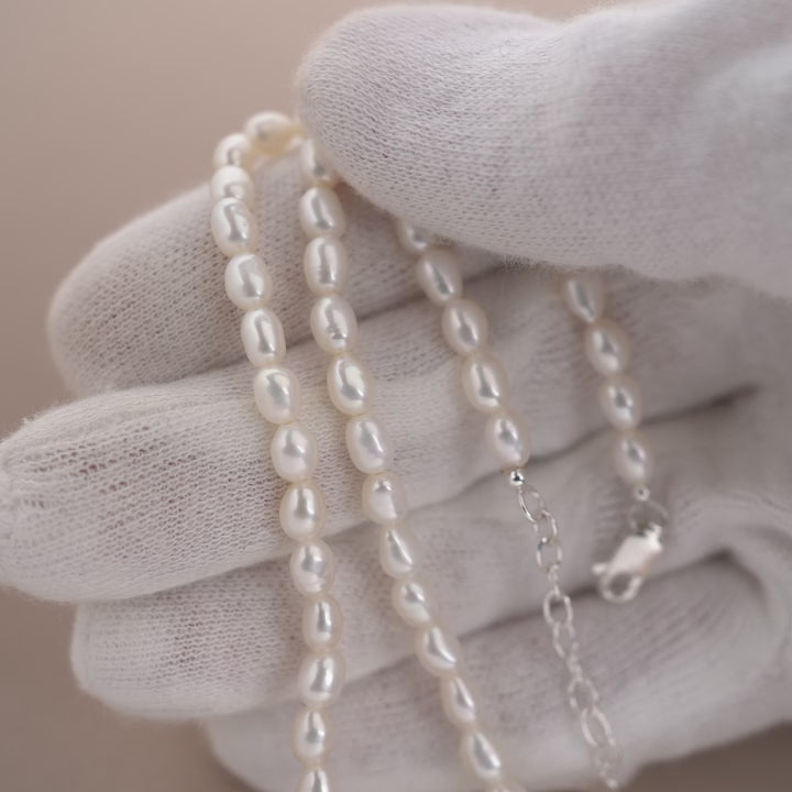 Elegant halsband med äkta pärlor i silver. Vackert smycke med pärlor.