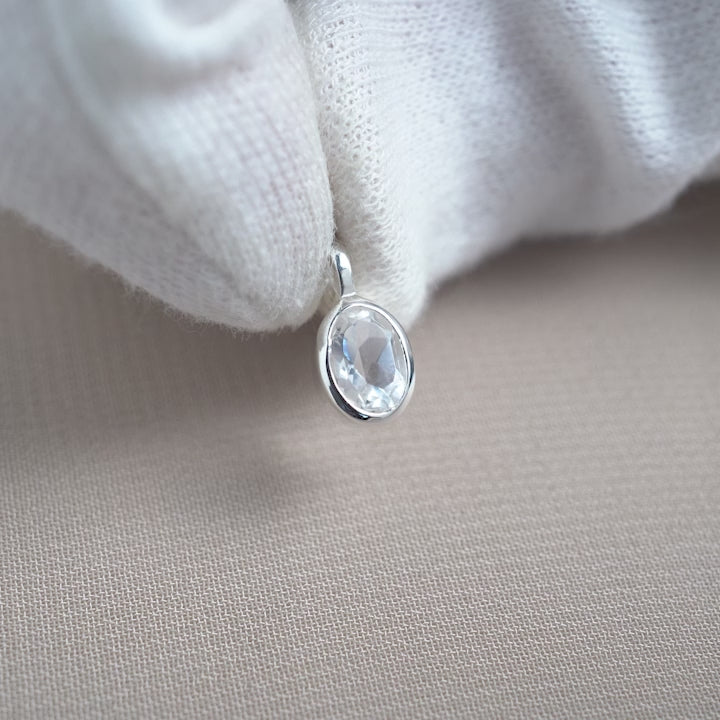 Kristallsmycke med Bergkristall i silver att bära till halsband. Kristallberlock med Bergkristall i silver.