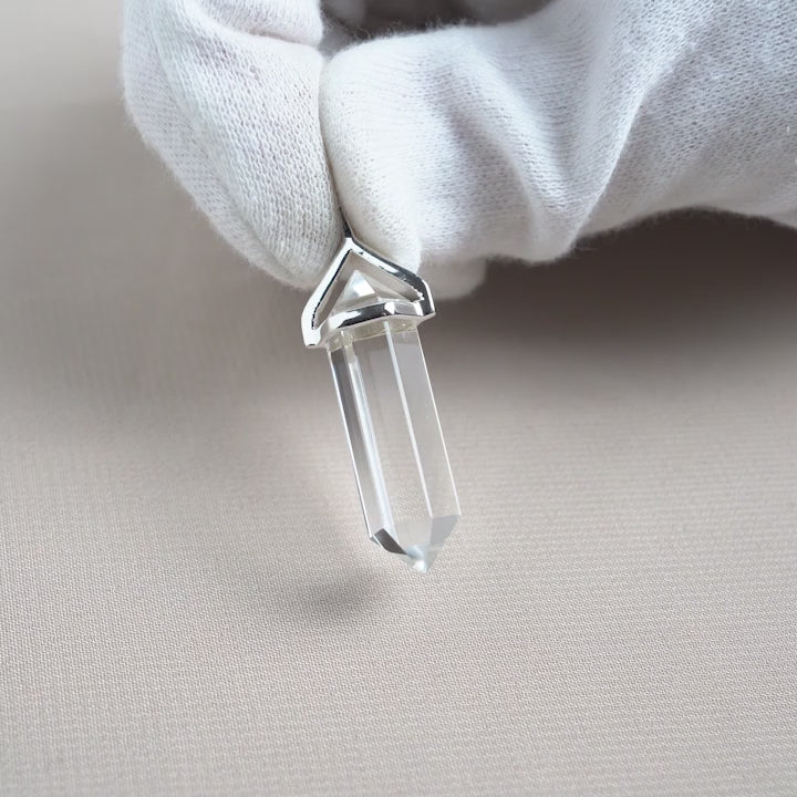 Kristallsmycke berlock Bergkristall i slipad spets med silver detaljer. Bergkristall berlock i spets form i silver.