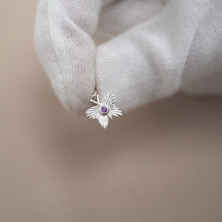 Silverfjäril smycke att bära till halsband med lila kristall Ametist. Februari månadssten smycke imed fjäril och lila ädelsten Ametist.