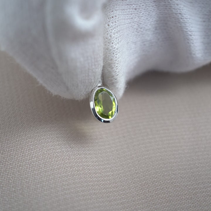 Kristallberlock med grön kristall Peridot. Kristallsmycke med Peridot berlock till halsband.