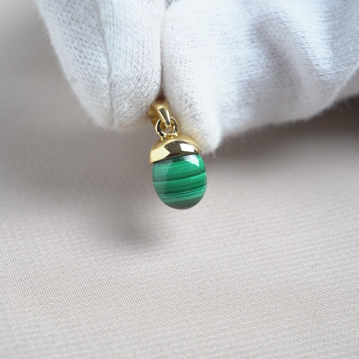 Trumlad grön sten Malakit med gulddetaljer. Smycke med trumlad Malakit i guld.