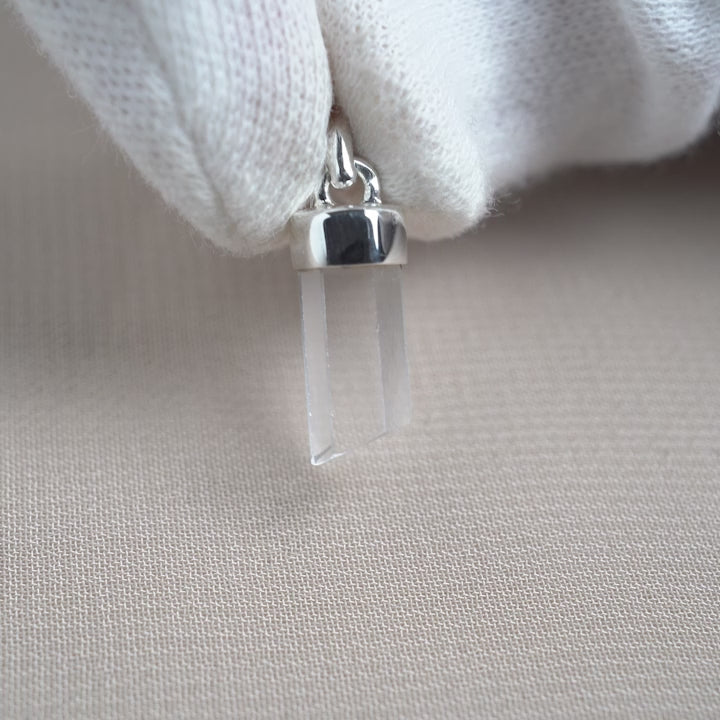Kristallsmycke berlock med Bergkristall i spets form i silver. Silversmycke med Bergkristall i spets.