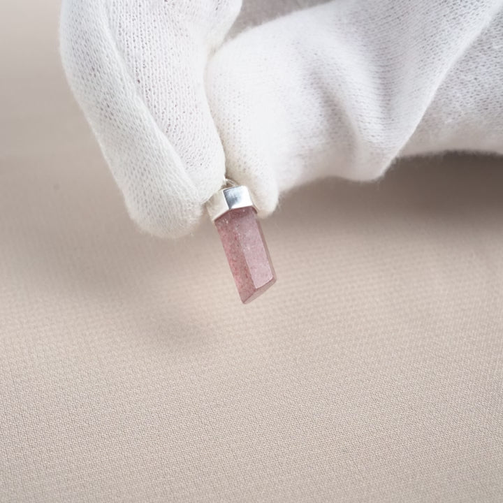 Kristallspets med Jordgubbskvarts i halsband. Vackert smycke med kristallen jordgubbskvarts som har en röd rosa färg och som ger harmoni.