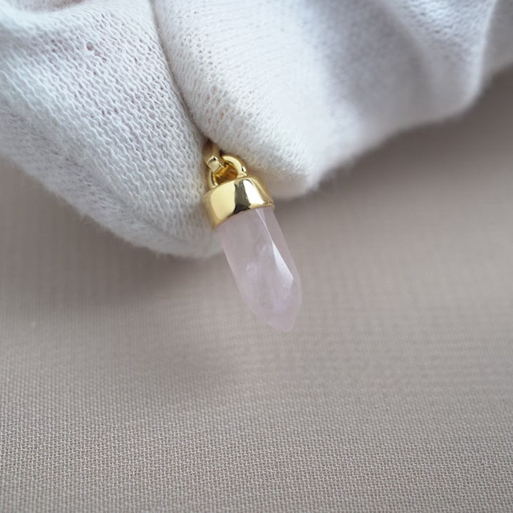 Kristallsmycke med mini spets av Rosenkvarts. Halsband berlock med Rosenkvarts kristall med gulddetaljer.