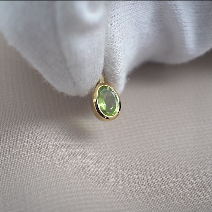 Kristallsmycke med Peridot, en grön kristall. Guldsmycke med kristall Peridot som är augusti månadssten.