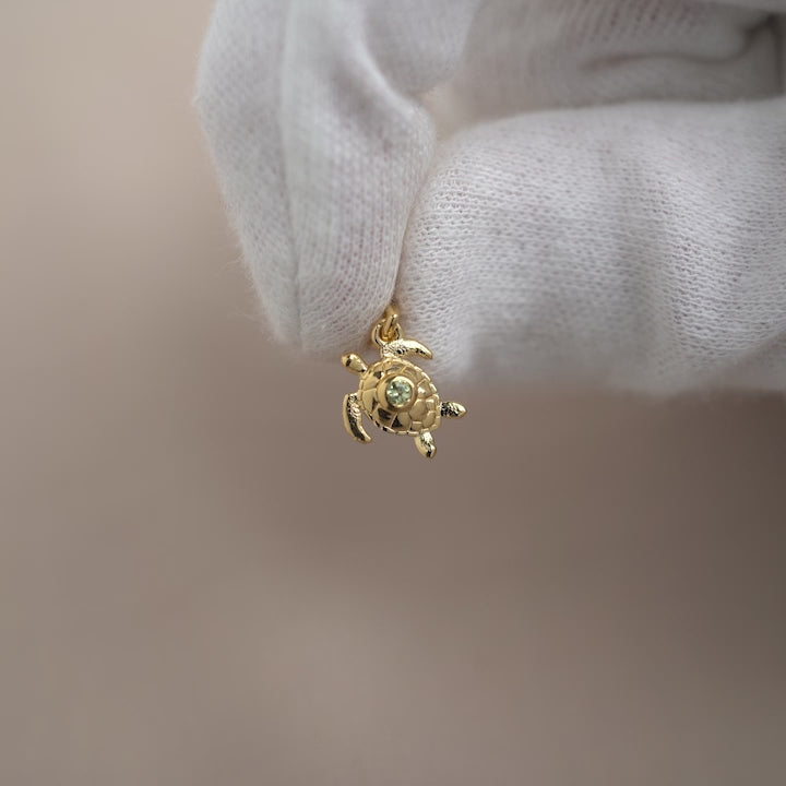 Kristallberlock i guld med sköldpadda och grön kristall Perdiot. Guldsmycke med kristall Peridot i en söt liten sköldpadda.