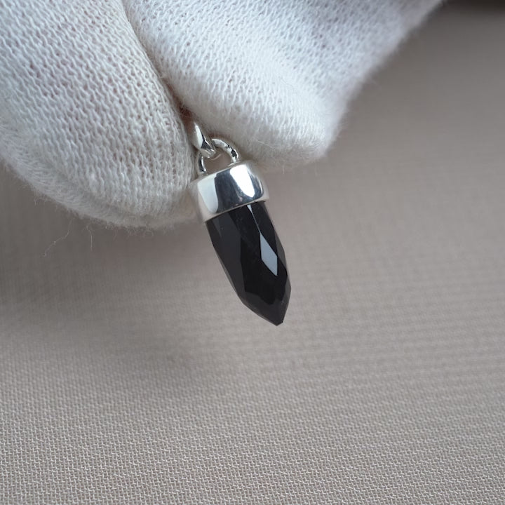 Berlock med Onyx kristall i silver. Smycke med Onyx, svart sten som symboliserar skydd.