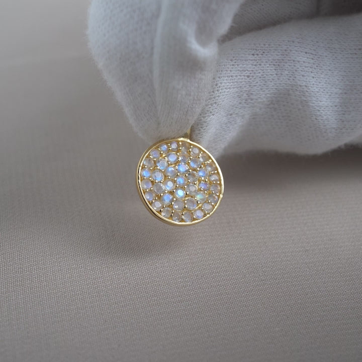 Exklusivt smycke med kristallmynt av Månstenkristaller. Guldmynt med massa kristaller av Regnbågsmånsten att bära som halsband.