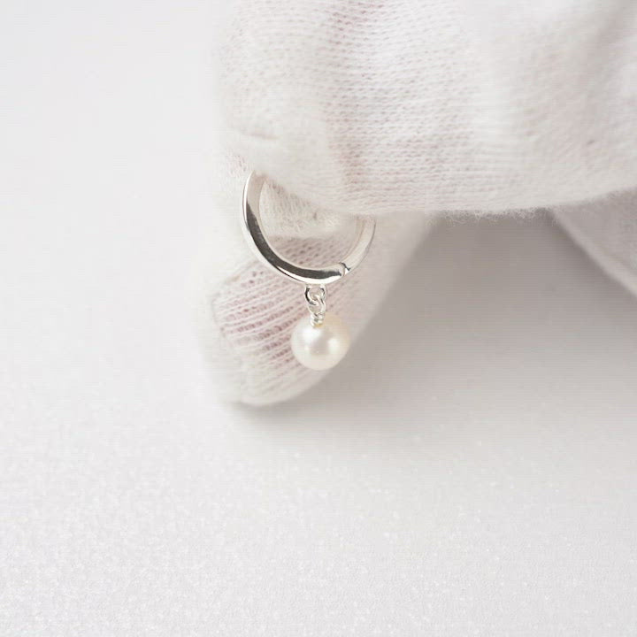 Silverörhängen med Sötvattenspärla. Örhängen med pärla i silver.