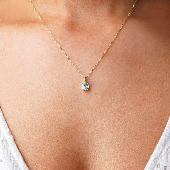 Blå sten Topas halsband i guld. Kristallsmycke med blå kristall Topas som är december månadssten.
